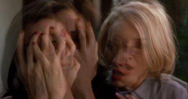 Naomi Watts e Laura Harrington in una scena di Mulholland Drive di D. Lynch