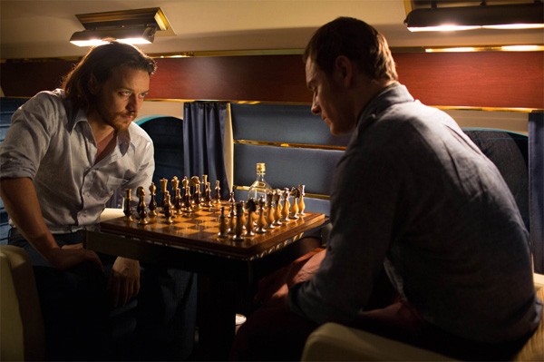 X-Men: Giorni di un futuro passato: Michael Fassbender e James McAvoy giocano a scacchi