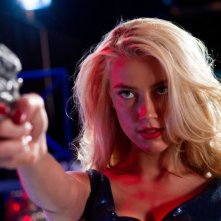 Amber Heard prende la mira in una scena di Machete Kills