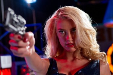 Amber Heard prende la mira in una scena di Machete Kills