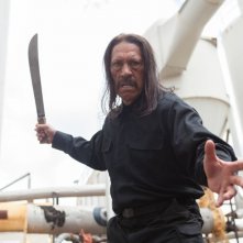 Danny Trejo all'attacco in una scena di Machete Kills