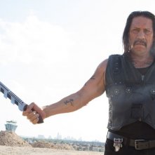 Danny Trejo con il suo coltello in una scena di Machete Kills