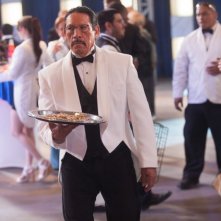 Danny Trejo travestito da cameriere in una scena di Machete Kills