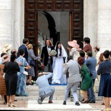 Elio Germano e Alessandra Mastronardi sposi nel film L'ultima ruota del carro