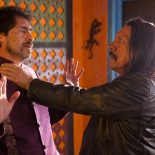 Machete Kills: Danny Trejo mette spalle al muro Demian Bichir in una scena del film