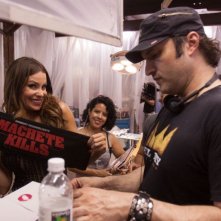 Machete Kills: Sofia Vergara in una foto promozionale con il regista Robert Rodriguez