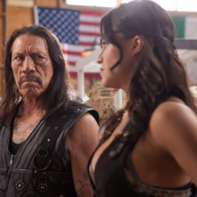 Michelle Rodriguez si scambia sguardi d'intesa con Danny Trejo in una scena di Machete Kills