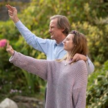 Questione di tempo: Bill Nighy in una scena del film con Lydia Wilson
