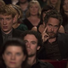 Questione di tempo: Domhnall Gleeson con Tom Hollander in una scena del film