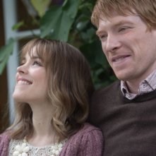 Questione di tempo: Domhnall Gleeson e Rachel McAdams felici e innamorati in una scena del film