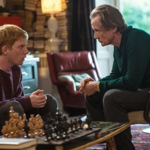 Questione di tempo: Domhnall Gleeson gioca a scacchi con Bill Nighy in un momento del film