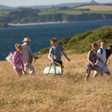 Questione di tempo: Domhnall Gleeson in una scena di gruppo tratta dal film