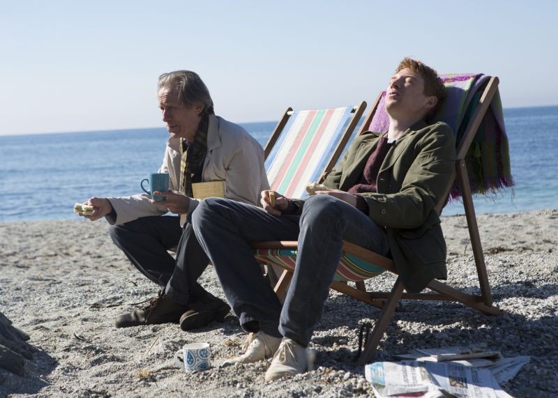 Questione Di Tempo Domhnall Gleeson Insieme A Bill Nighy In Spiaggia In Una Scena Del Film 290011