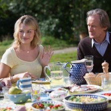 Questione di tempo: Margot Robbie con Bill Nighy in una scena del film