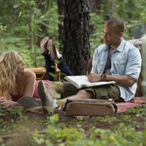 The Vampire Diaries: Kendrick Sampson e Candice Accola in una scena dell'episodio For Whom the Bell Tolls