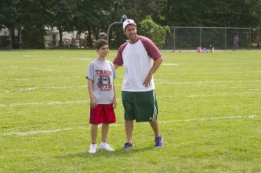 Un weekend da bamboccioni 2: Adam Sandler in una scena del film con Cameron Boyce