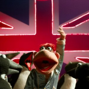 Muppets Most Wanted: i Muppets a un comizio politico con sullo sfondo la bandiera inglese