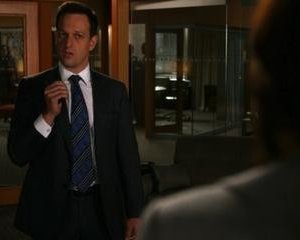 The Good Wife: Josh Charles in una scena dell'episodio Hitting the Fan