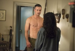 Witches of East End, Madchen Amick (di spalle) con Freddie Prinze in A Few Good Talismen
