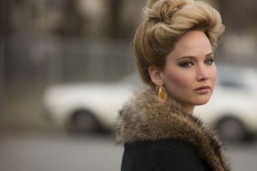 American Hustle: Jennifer Lawrence è Rosalyn in una scena del film