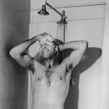 Burt Lancaster sotto la doccia
