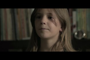 Clip 'La bimba conta gli alberi' - Miss Violence