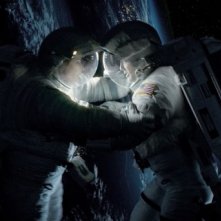 Gravity: Sandra Bullock e George Clooney fluttuano nello spazio in una sequenza