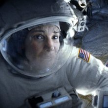 Gravity: un primo piano di Sandra Bullock nel ruolo dell'astronauta