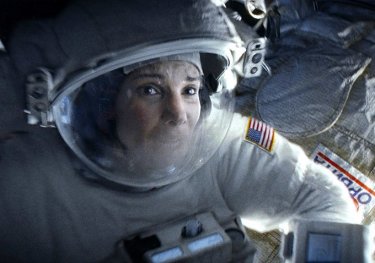 Gravity: un primo piano di Sandra Bullock nel ruolo dell'astronauta