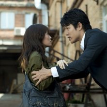 Seventh Code: Atsuko Maeda con Ryôhei Suzuki in una scena