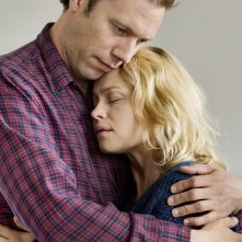Sorrow and Joy: Jakob Cedergren e Helle Fagralid teneramente abbracciati in una scena