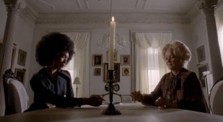 American Horror Story, Coven - Angela Bassett e Christine Ebersole in Fearful Pranks Ensue