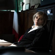 Come il vento: Valeria Golino in una scena nei panni di una direttrice carceraria