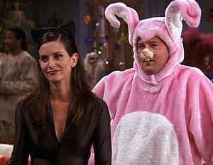 Friends: Courteney Cox e Matthew Perry nell'episodio La festa di Halloween