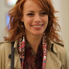 Il paradiso degli orchi: Bérénice Béjo sorridente in una scena del film nei panni di Zia Julia