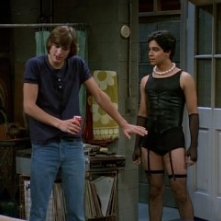 That '70s Show: Ashton Kutcher e Wilmer Valderrama nell'episodio Too Old to Trick or Treat, Too Young to Die