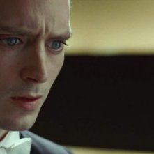 Elijah Wood impaurito in una scena del thriller Grand Piano