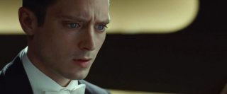 Elijah Wood impaurito in una scena del thriller Grand Piano