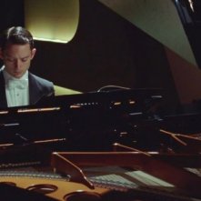 Elijah Wood in Grand Piano nei panni del pianista Tom Selznick