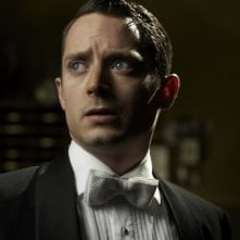 Elijah Wood in una scena di Grand Piano nei panni del pianista Tom Selznick