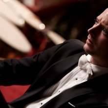 Elijah Wood preoccupato in una scena del thriller Grand Piano