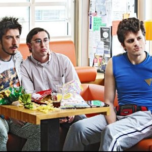 Fuga di cervelli: Paolo Ruffini con Frank Matano e Luca Peracino in una scena