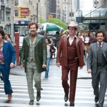 Anchorman 2 - Fotti la notizia: Paul Rudd, Steve Carell, David Koechner e Will Ferrell attraversano la strada in abiti anni '70