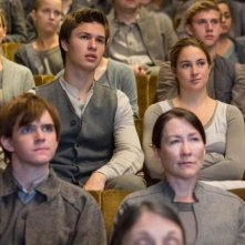 Divergent: Shailene Woodley e Theo James in una scena collettiva