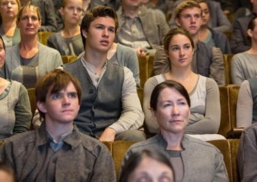 Divergent: Shailene Woodley e Theo James in una scena collettiva