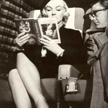 Marilyn Monroe in Come sposare un milionario: la scena in cui 'legge' un libro al contrario.