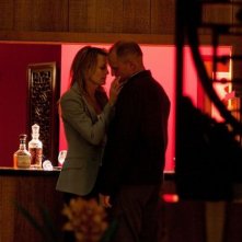 Robin Wright e Woody Harrelson si abbracciano in Rampart