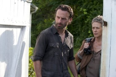 The Walking Dead:  Andrew Lincoln e  Melissa McBride nell'episodio Indifferenza