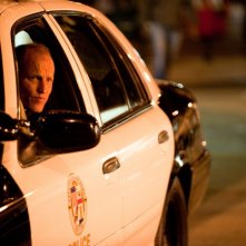 Woody Harrelson nell'auto di pattuglia in Rampart