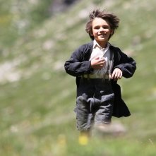Belle & Sebastien: il piccolo Felix Bossuet nei panni di Sébastien in una gioiosa scena del film